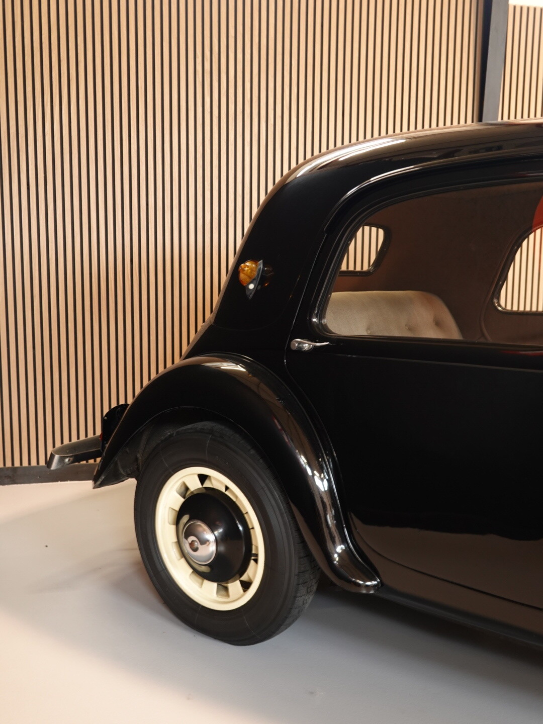 Citroën 7AZ Traction Avant, detalje af forskærm og hjul