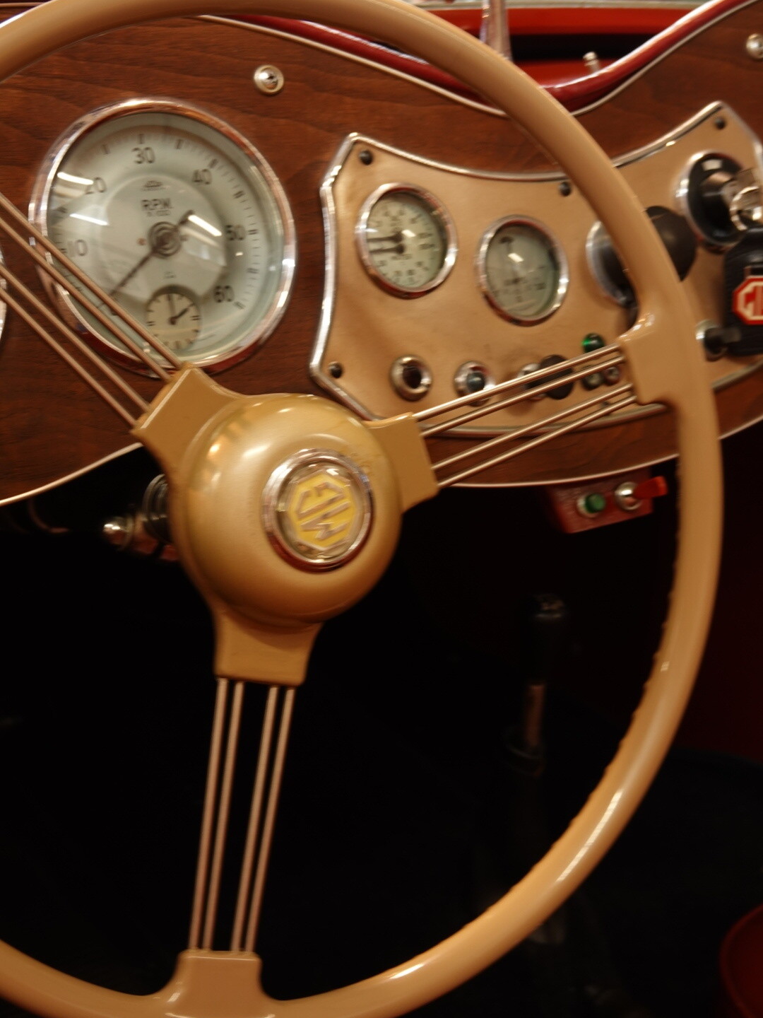 MG TD, kabine med rat i træ og instrumentpanel
