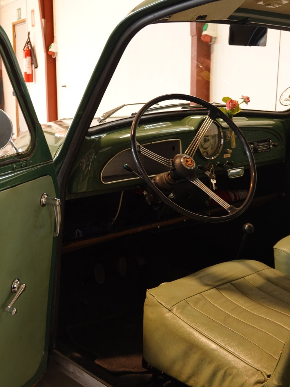 Morris 1000, kabine med rat og sæder i grønt/oliven læder