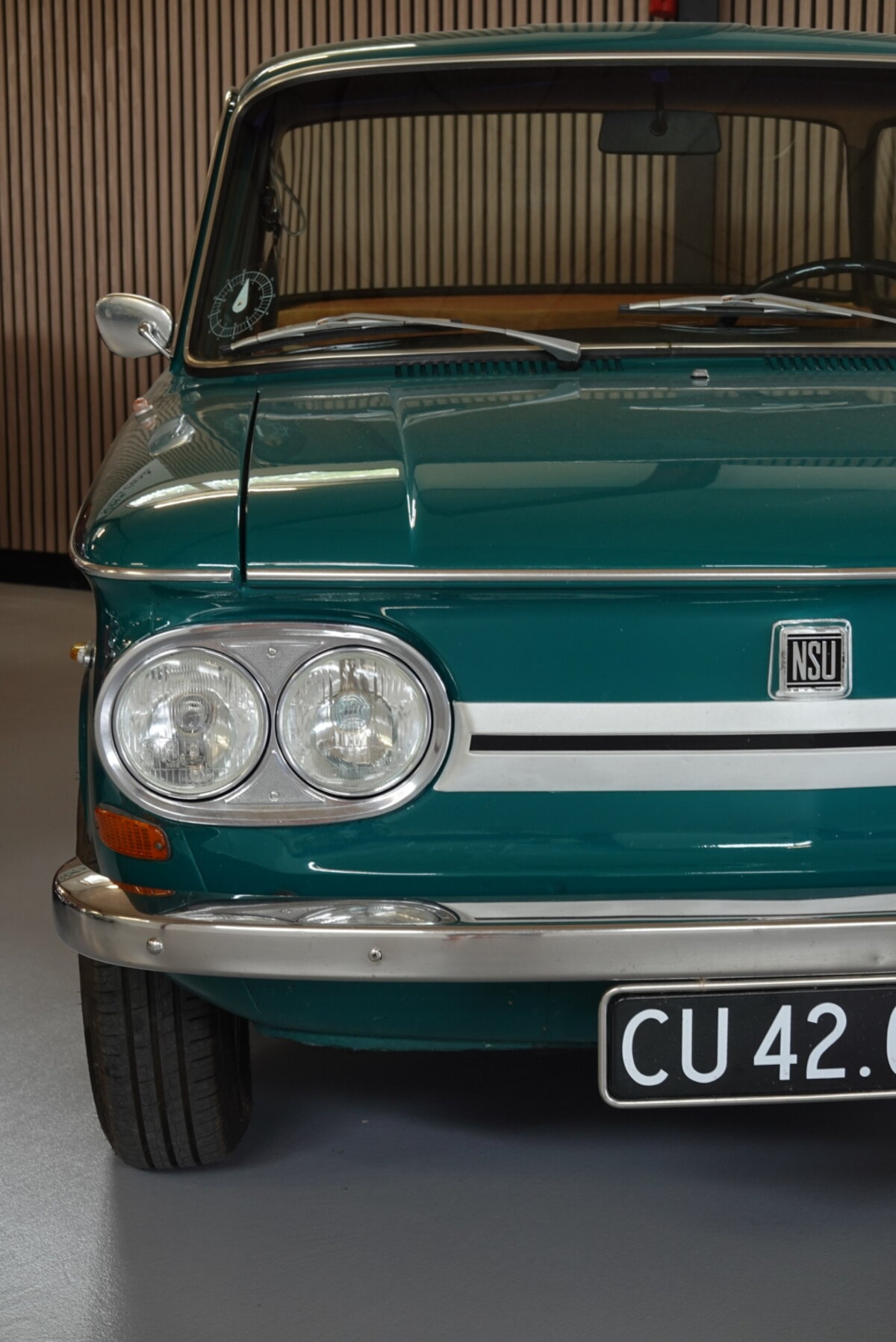 NSU 1000 TT, detalje af front med NSU-emblem og forlygter