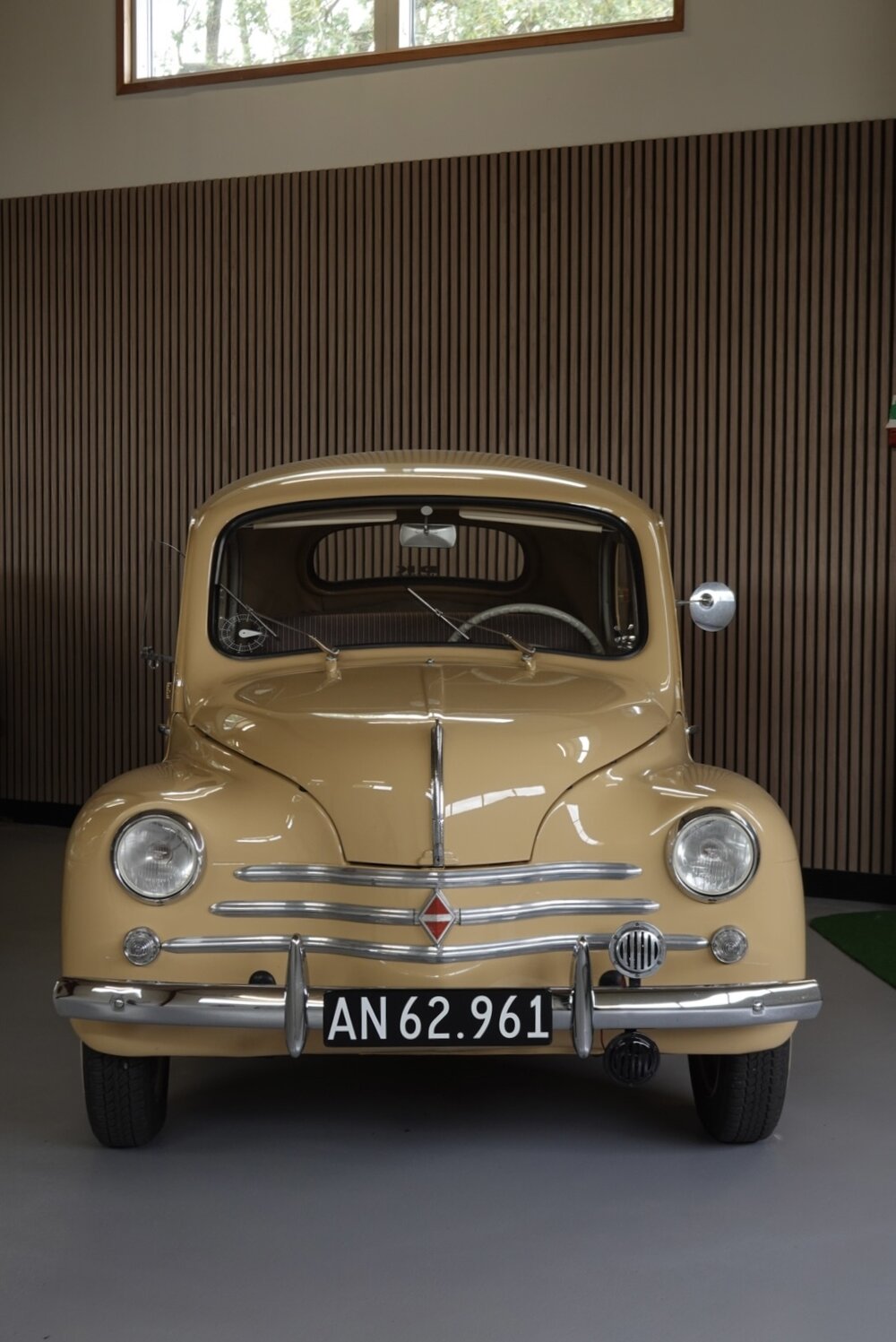 Renault 4CV set forfra